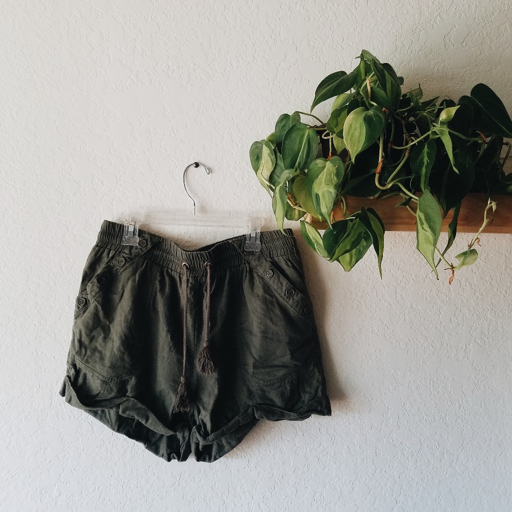 Army green drawstring linen shorts